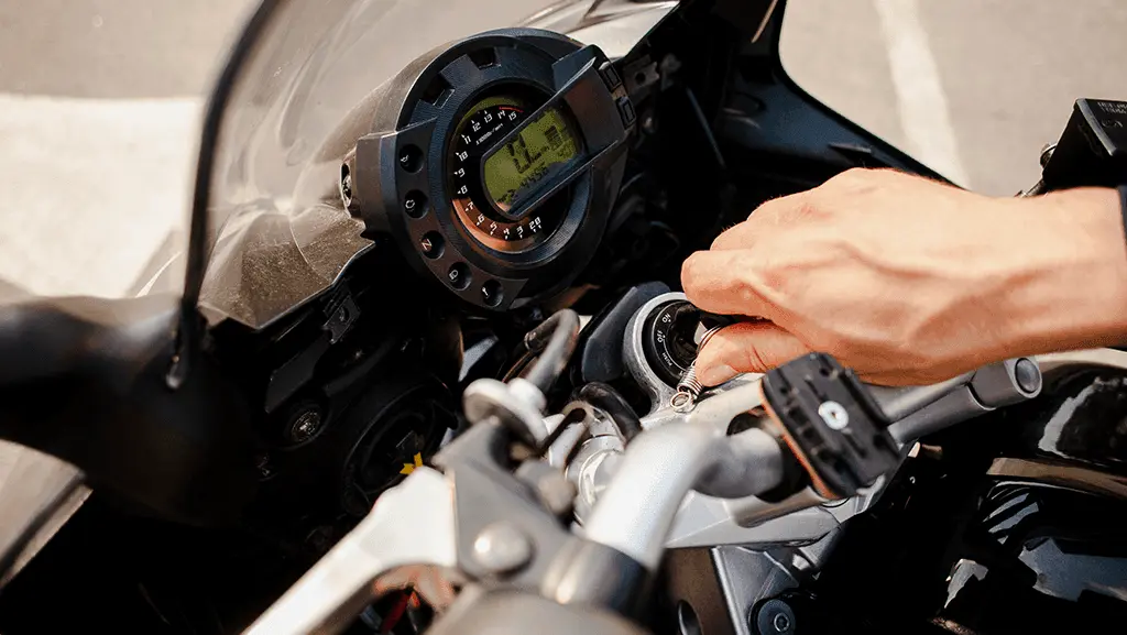 Moto parada por muito tempo? Veja como evitar danos antes de ligar